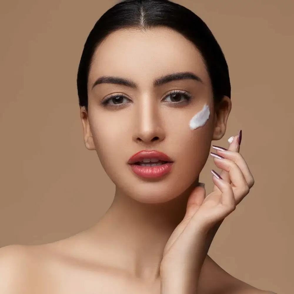 Beauty expert applying the best moisturizer under makeup