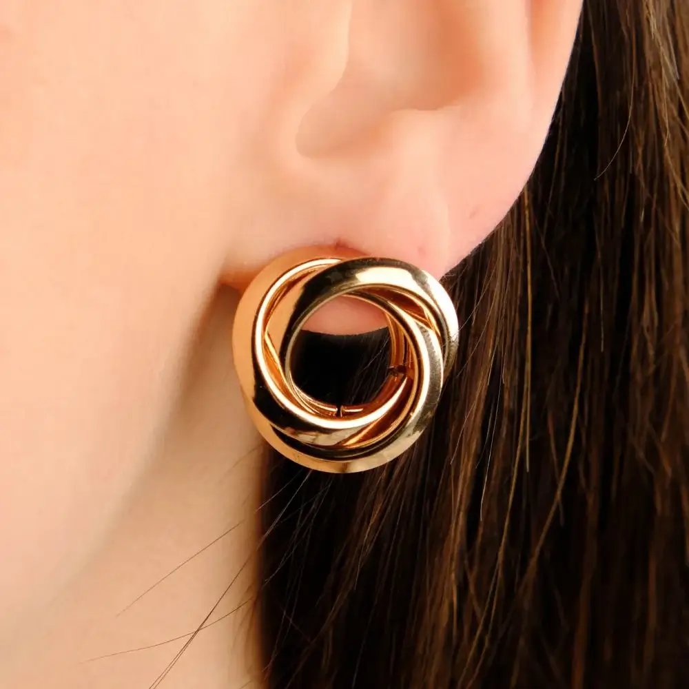 can you wear two different twist earrings?