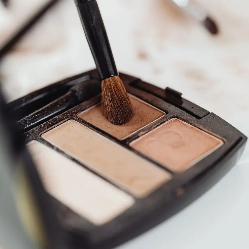  What tool do you use to apply cream contour form palette?