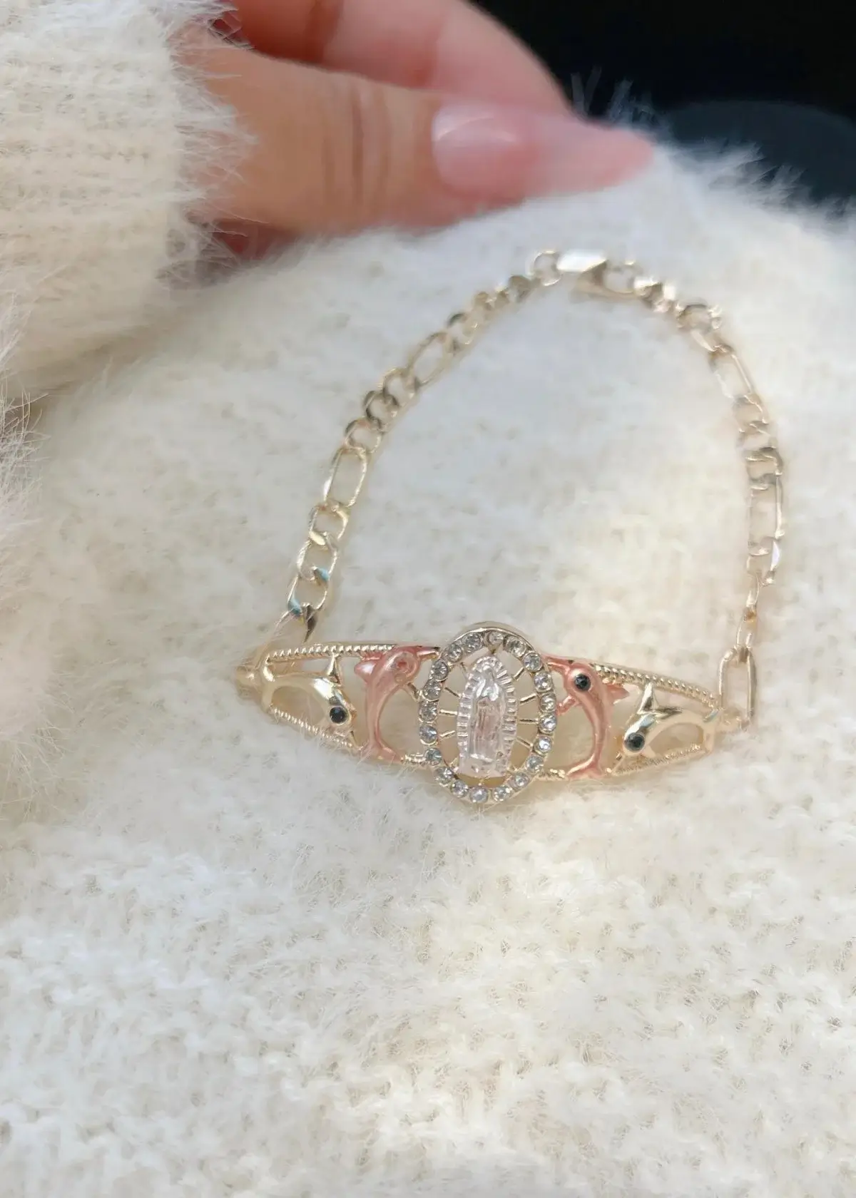 How can I Style an Esclava Bracelet with my Outfit?