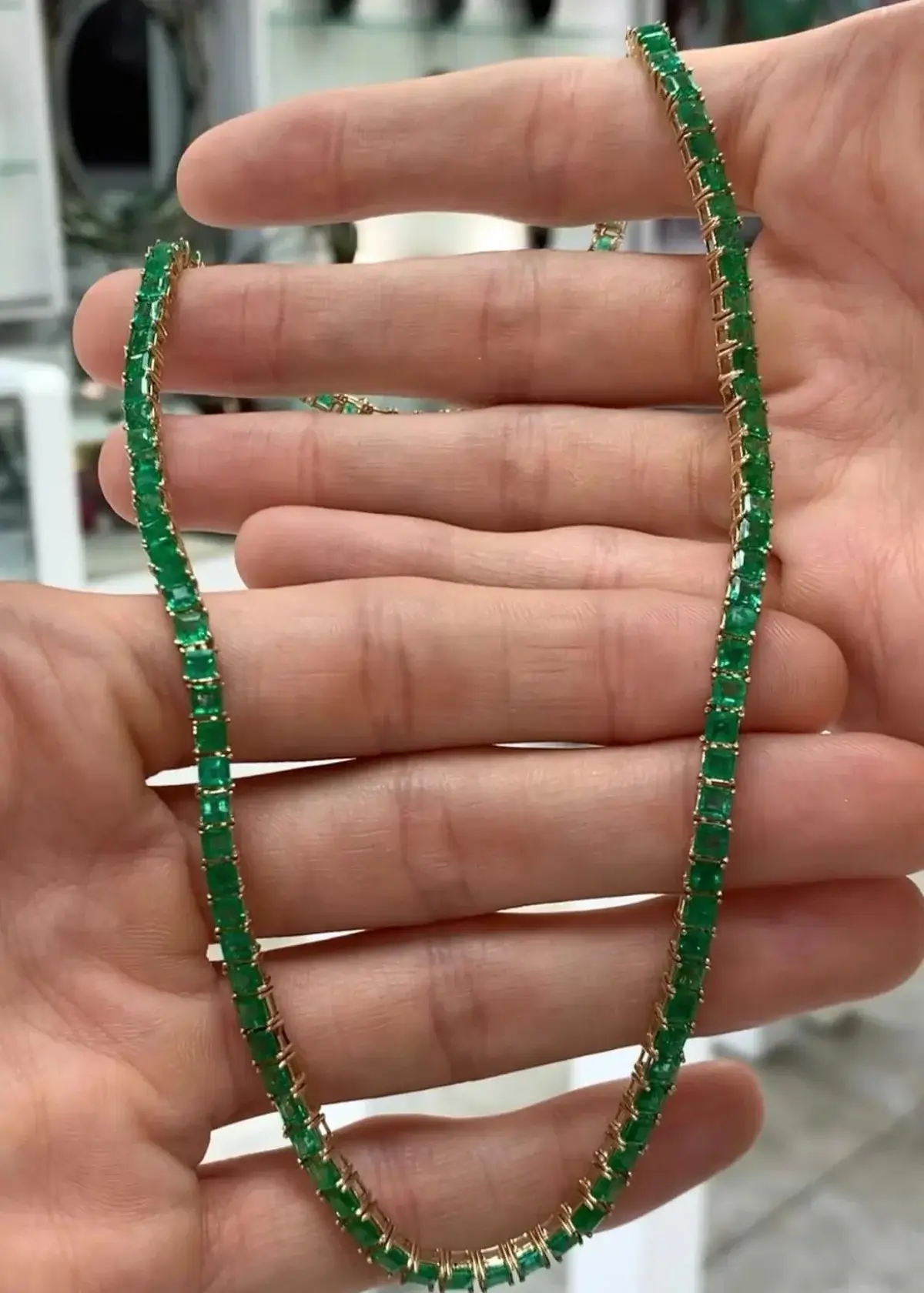 How to Choose the Right Emerald Tennis Necklace?