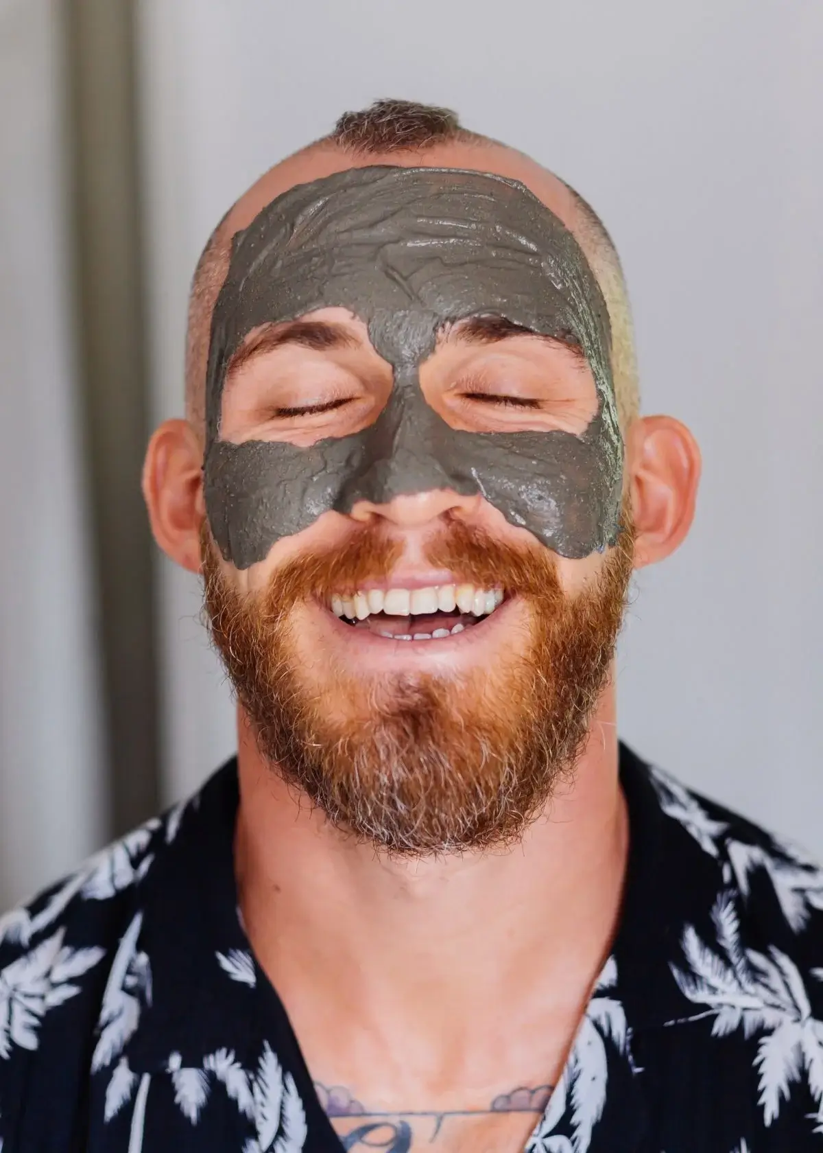 How to apply Men's charcoal face mask?