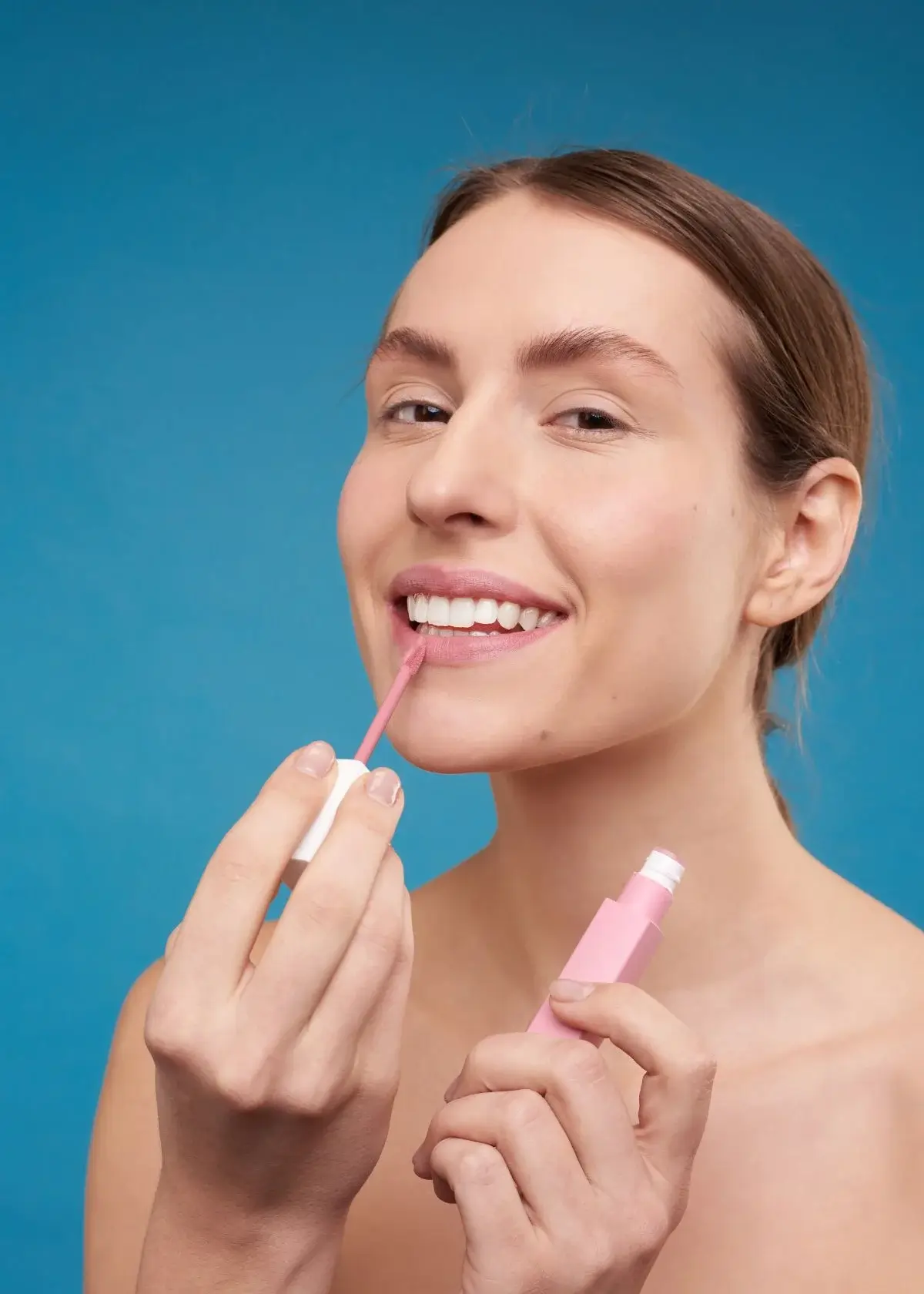 What ingredients make a lipstick moisturizing?