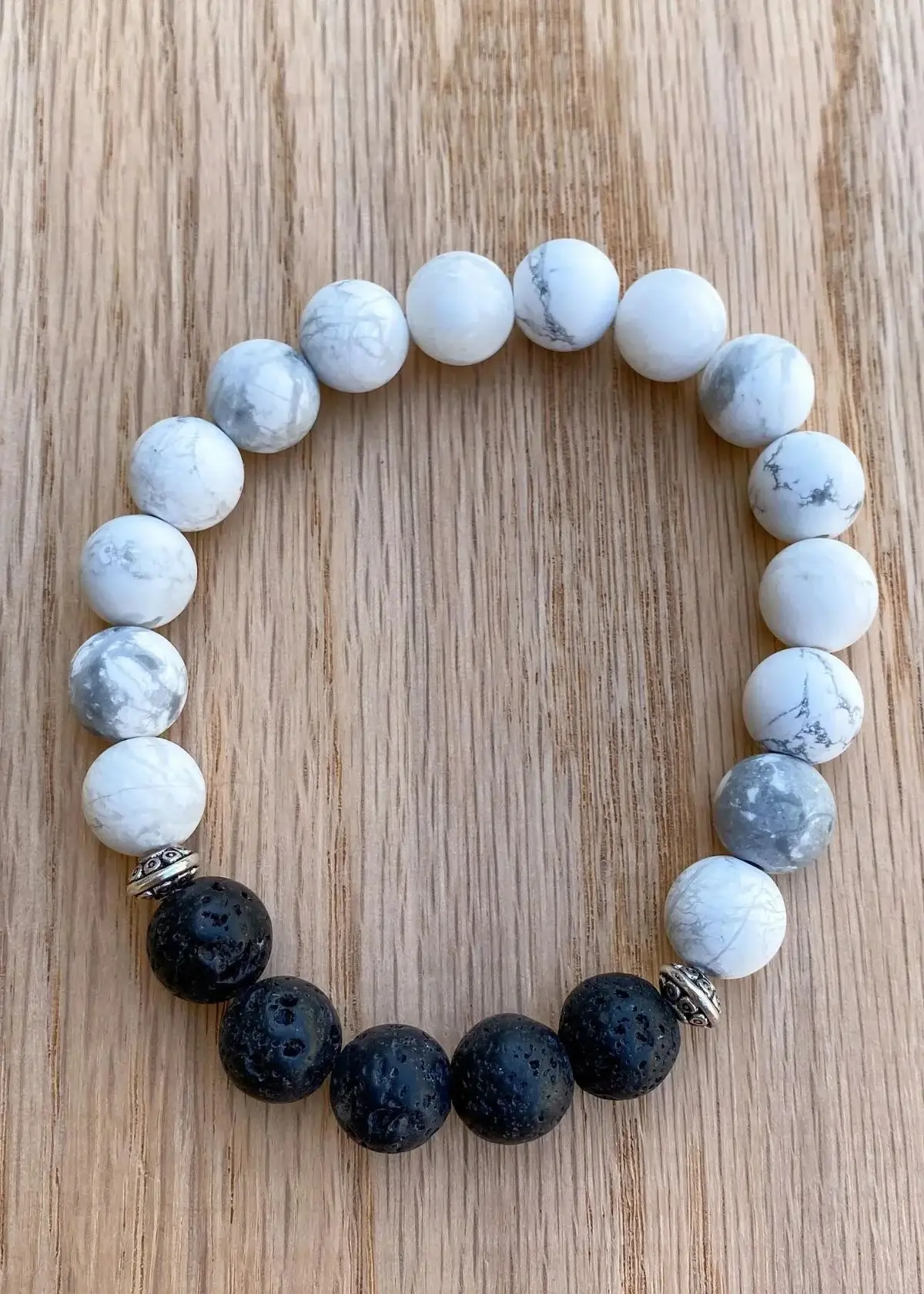 What are the healing properties associated with a howlite bracelet?