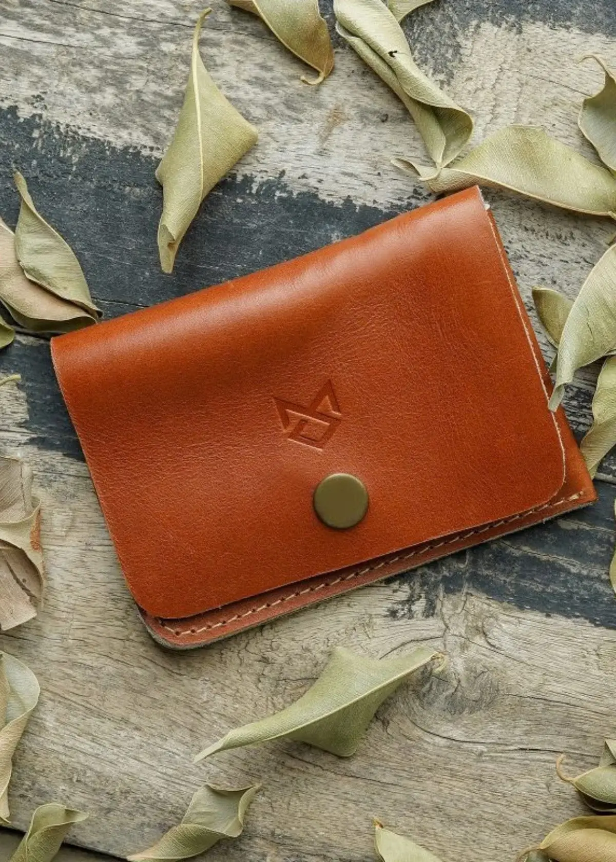 What features does a Fox Racing Men's wallet offer?