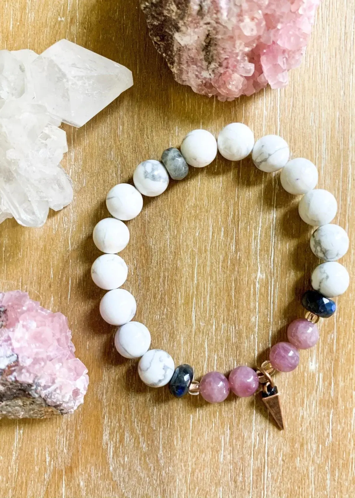 What is a howlite bracelet?