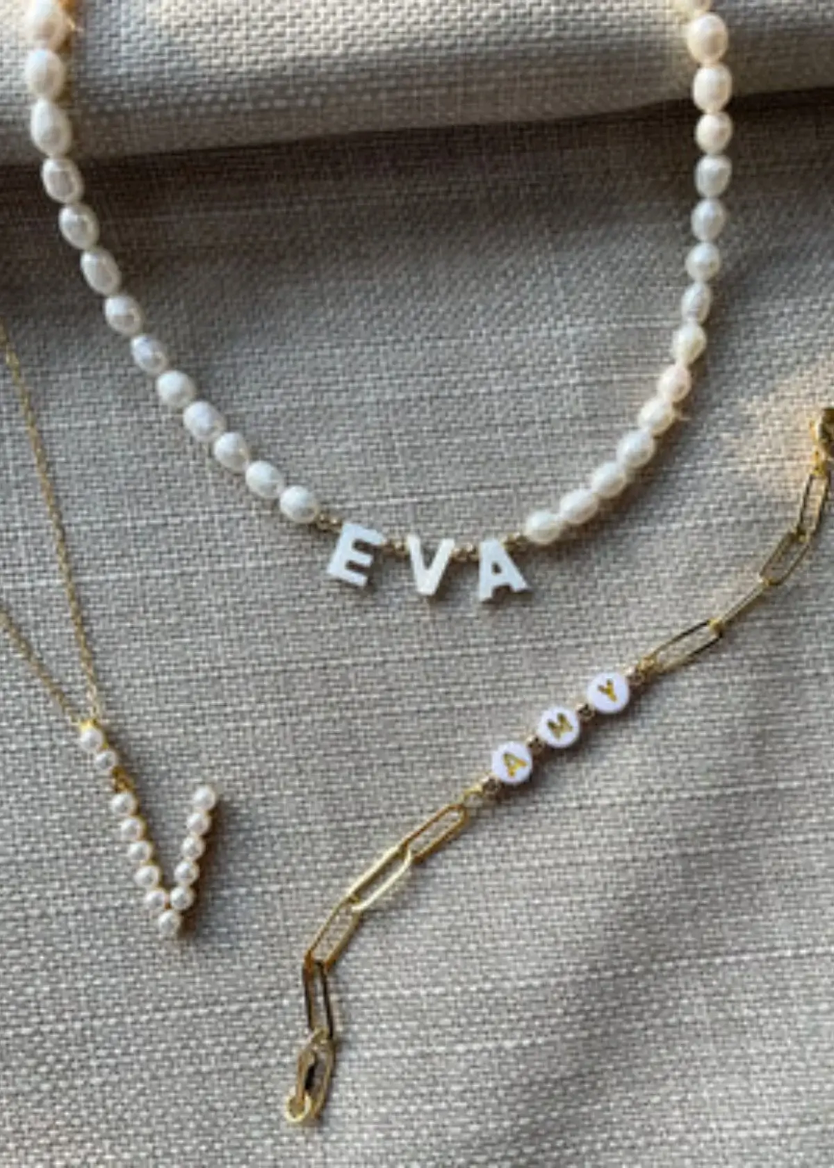 What types of pearls are used in a pearl name necklace?
