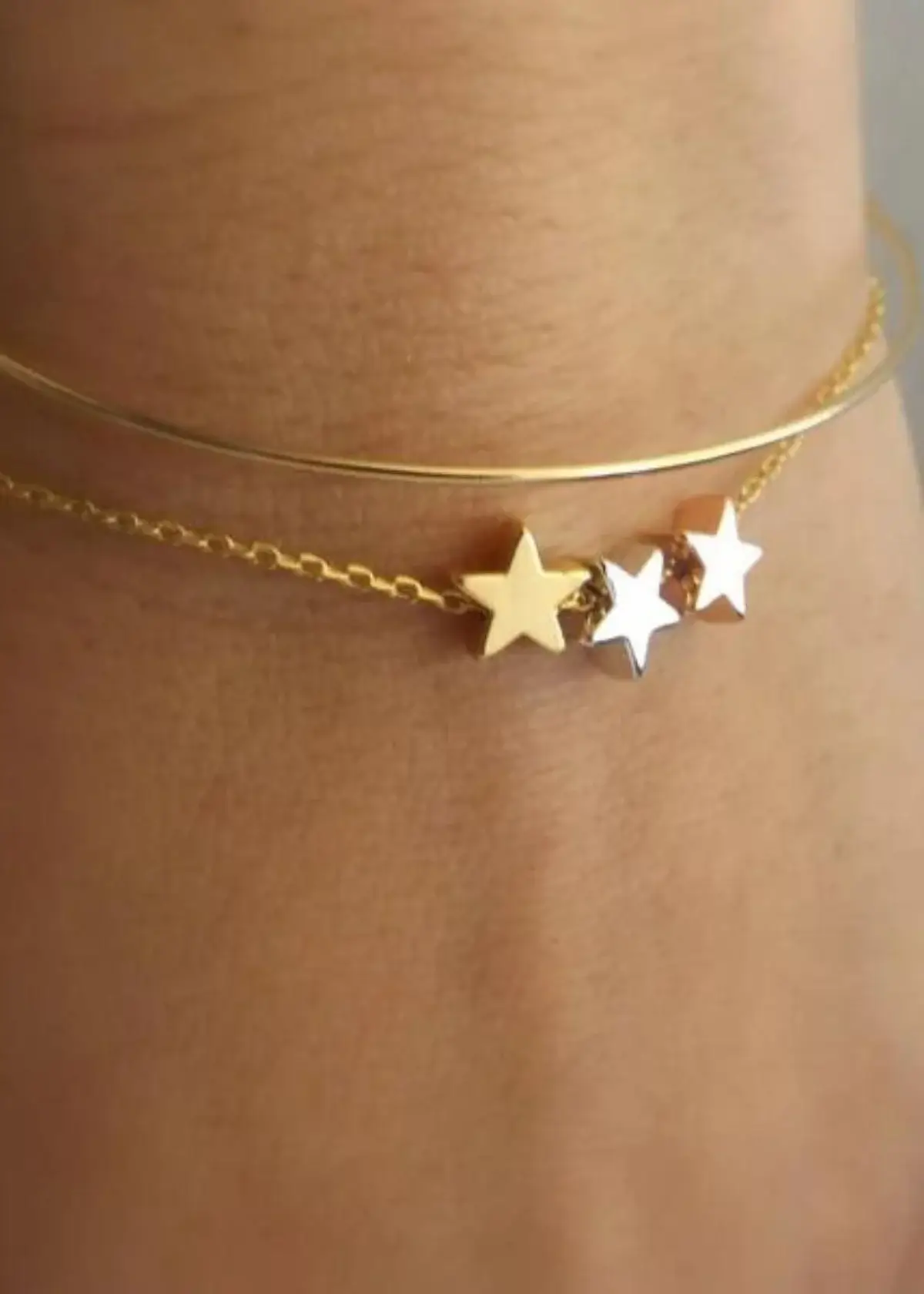 How many stars are typically featured on a star bracelet?