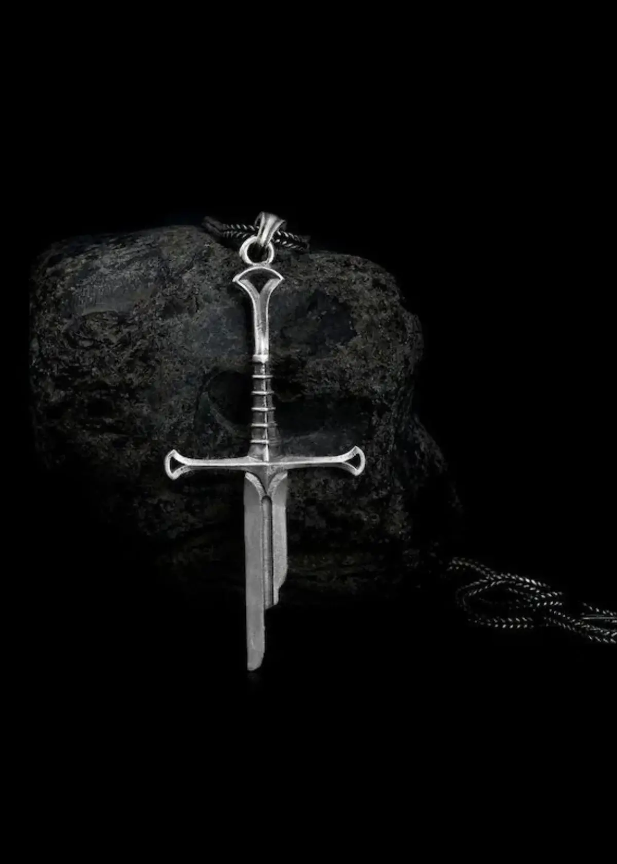 How to choose the right dagger necklace?