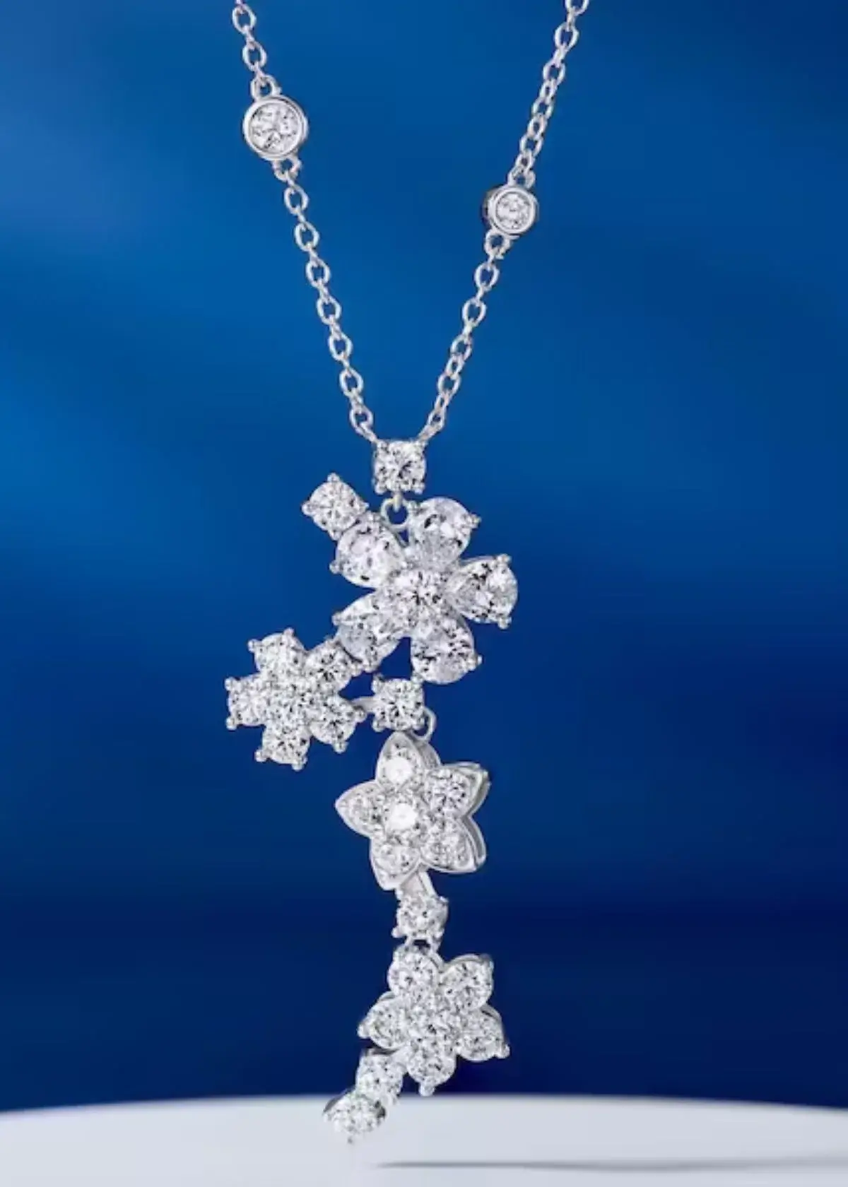 ​​What is a diamond flower necklace?