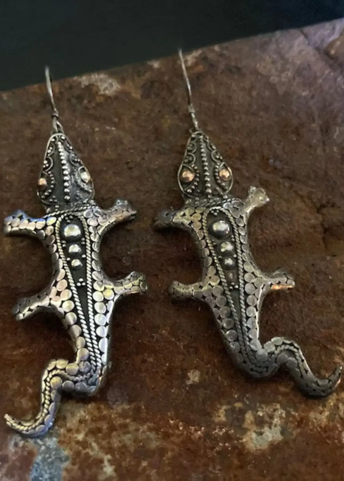 How are lizard earrings typically crafted? 