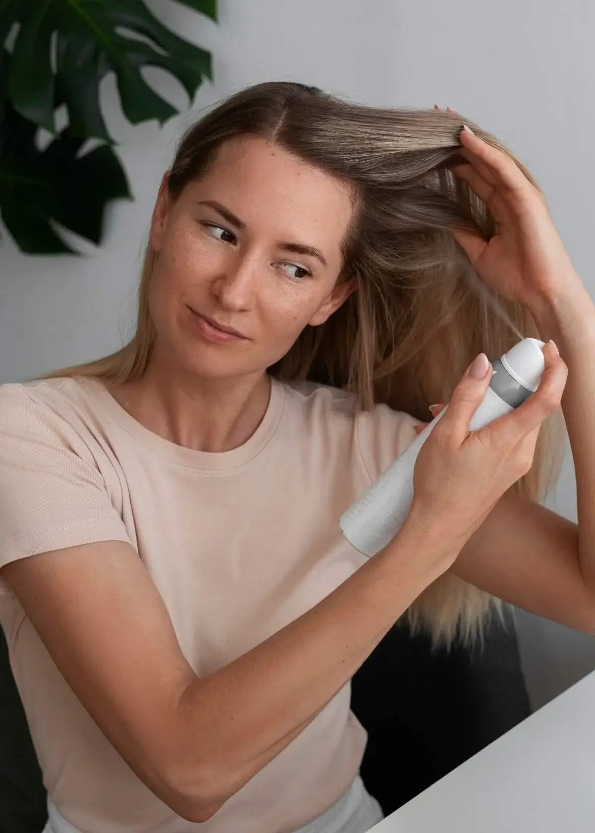 How does hair lightening spray work?