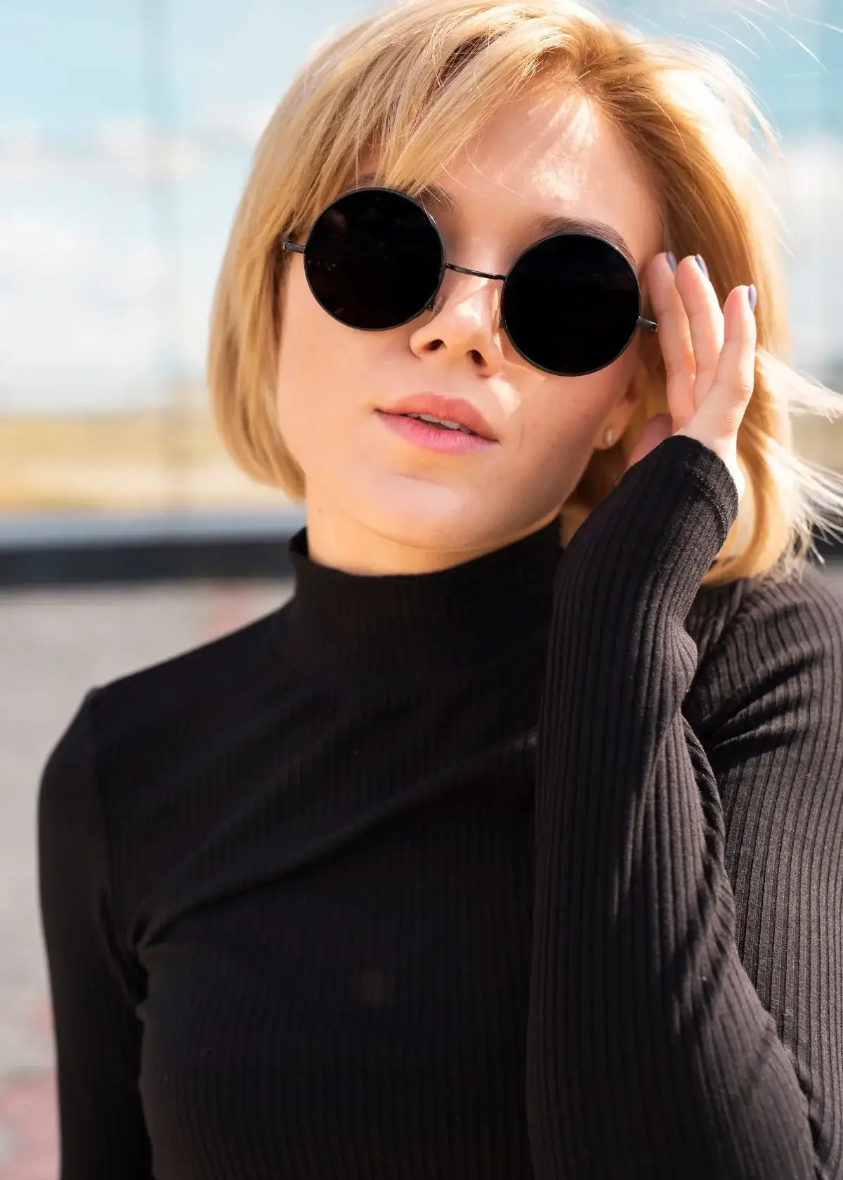 How to choose the right sunglasses for a round face?