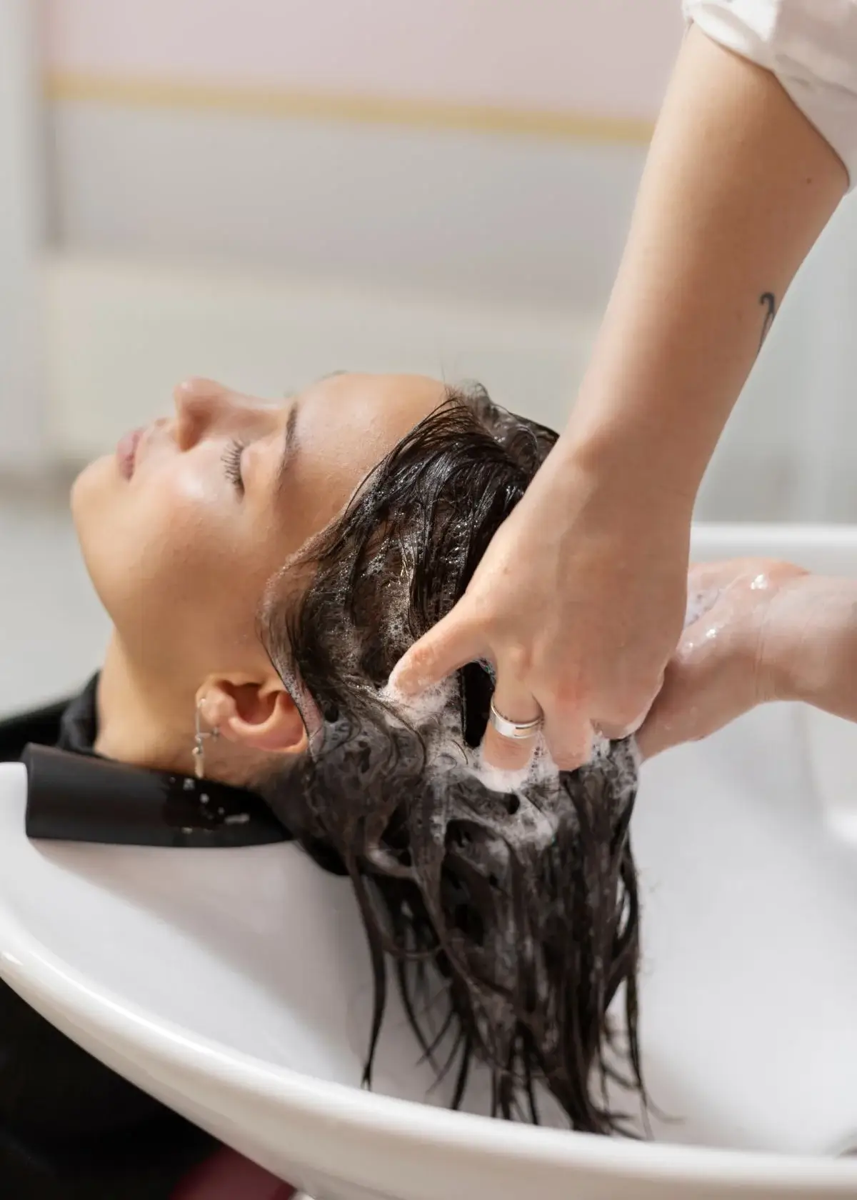 What are the benefits of using hard water shampoo?