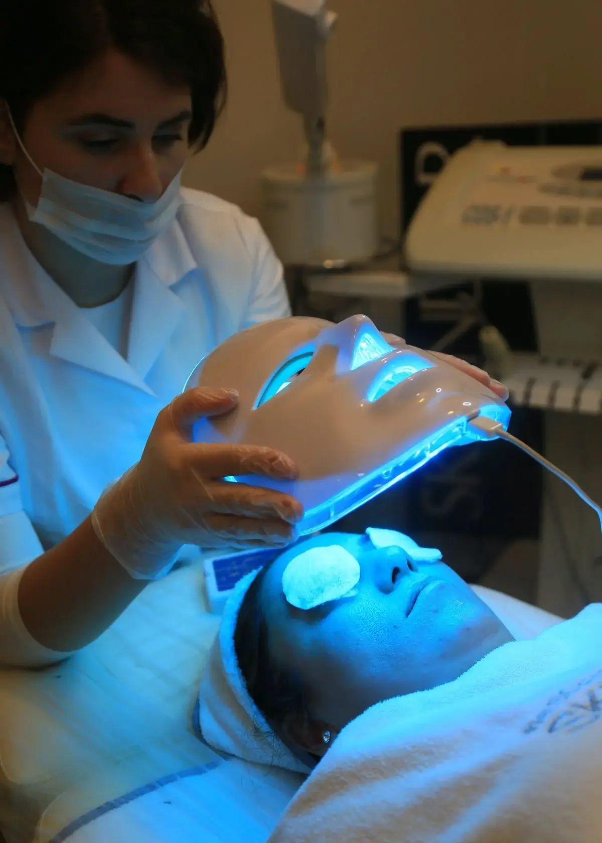 What is an LED face mask?