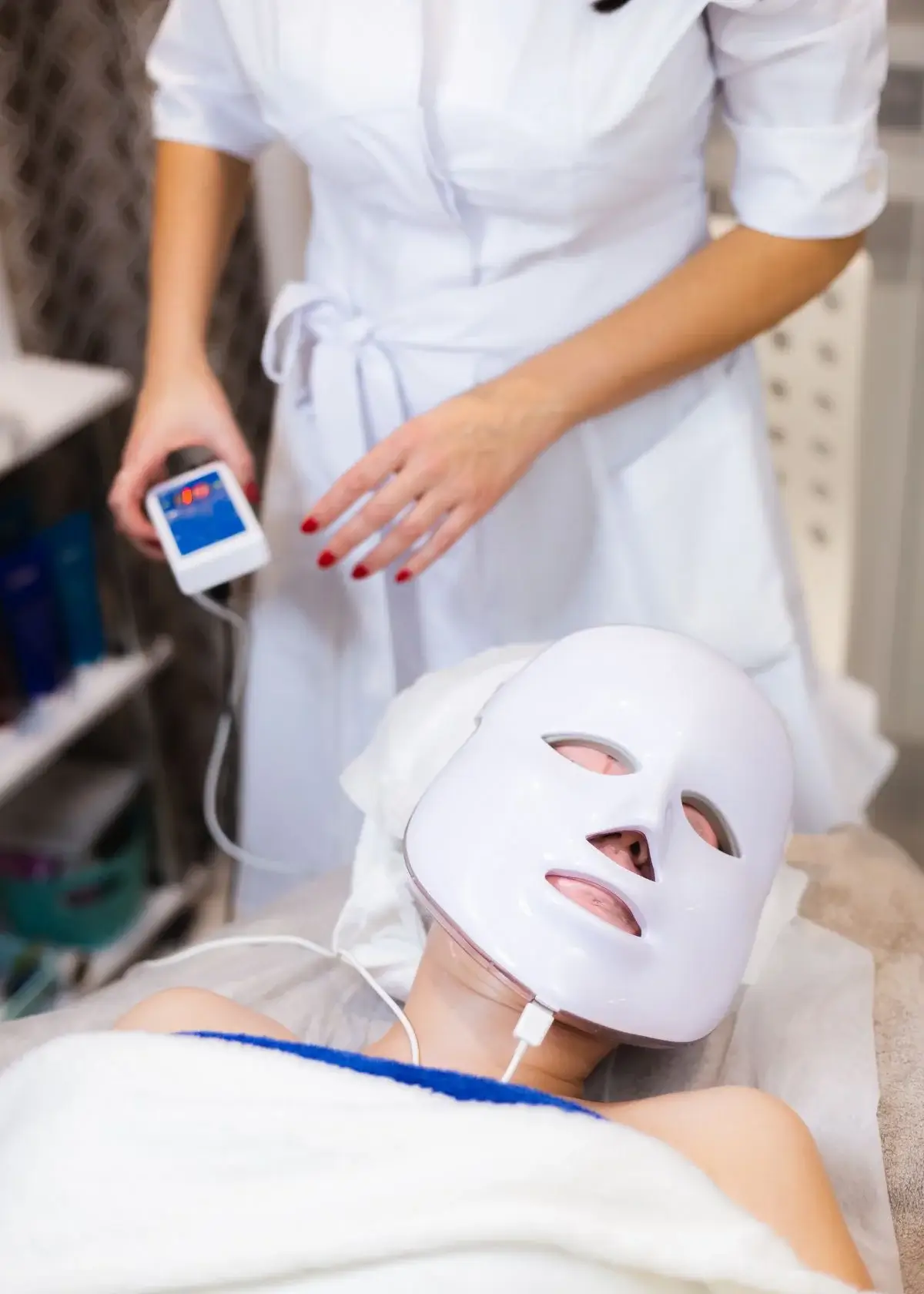 What skin types can benefit from using an LED face mask?