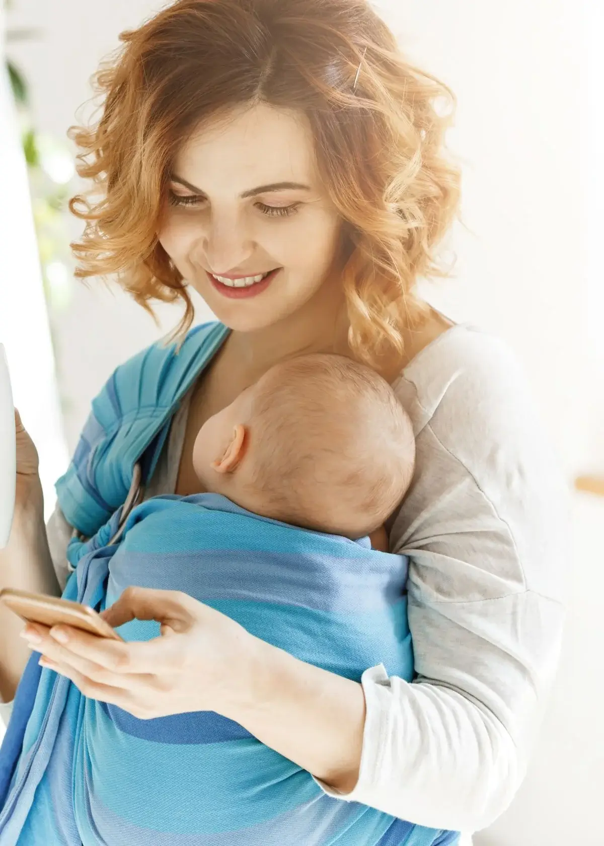 What are the key features of a versatile baby wrap?