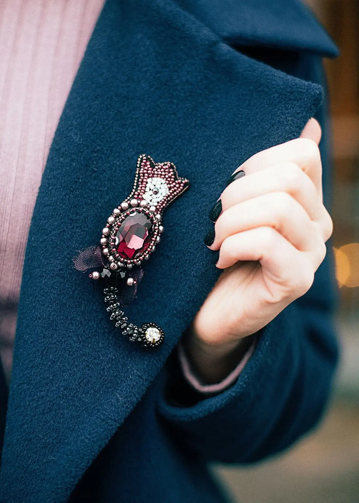 What styles and designs are popular in women's brooches?